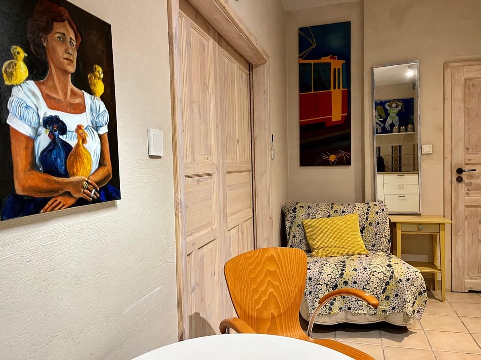 Kitchen or kitchenette, Seating area