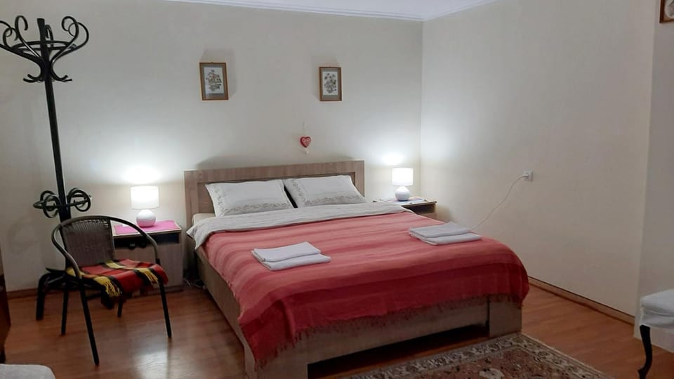 Bed, Photo of the whole room, towels