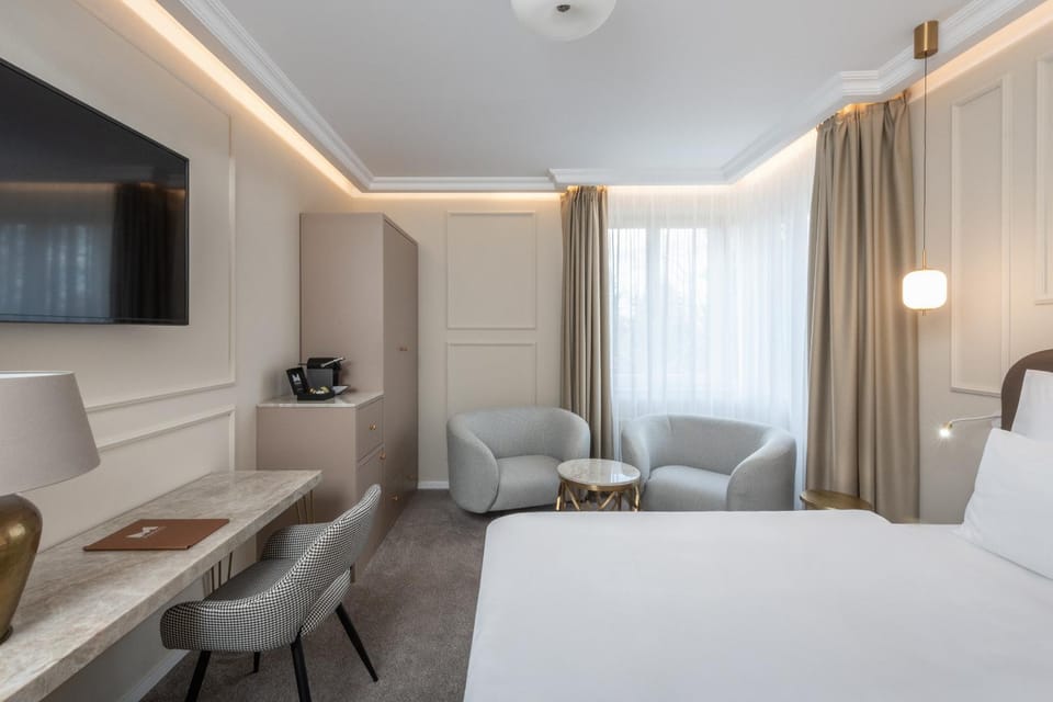 Photo of the whole room, Bedroom