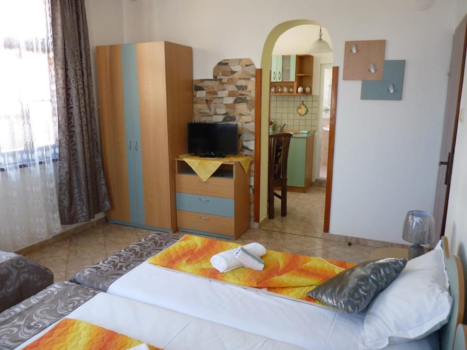Bed, Photo of the whole room, Seating area, Bedroom