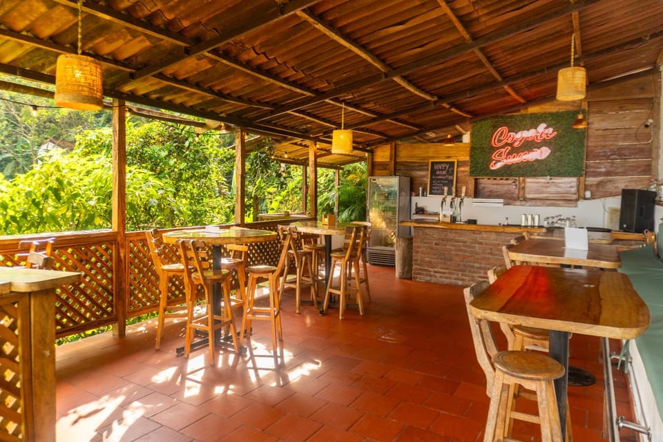 Lounge or bar, Food and drinks, Seating area