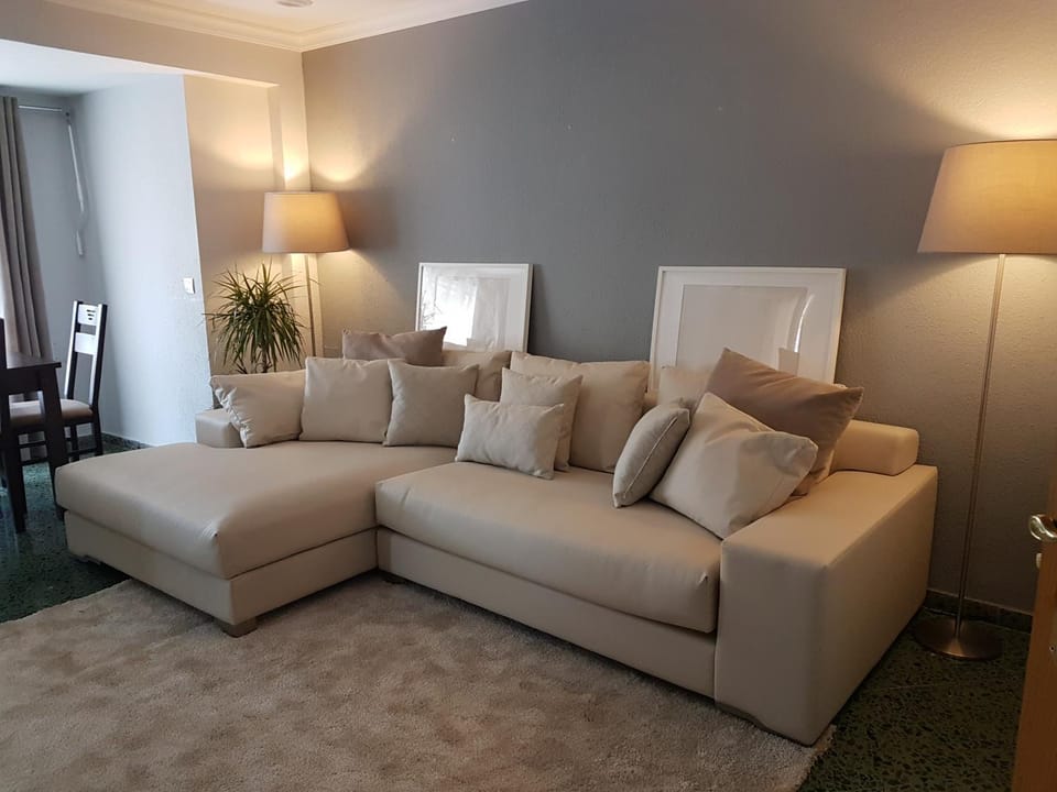 Living room, Photo of the whole room, Decorative detail, Decorative detail, Dining area