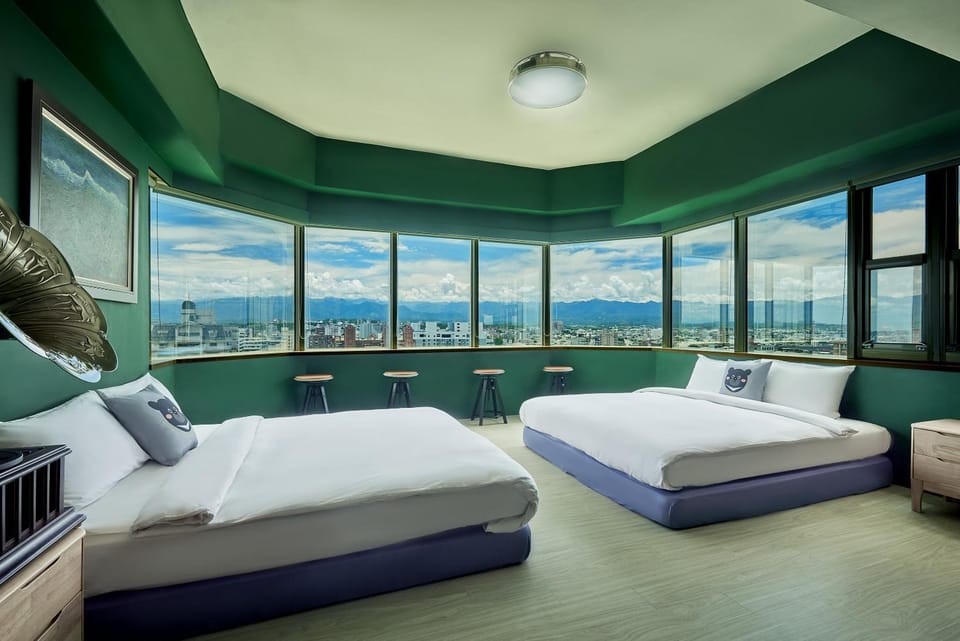 Photo of the whole room, Bedroom, Mountain view, Street view, Family