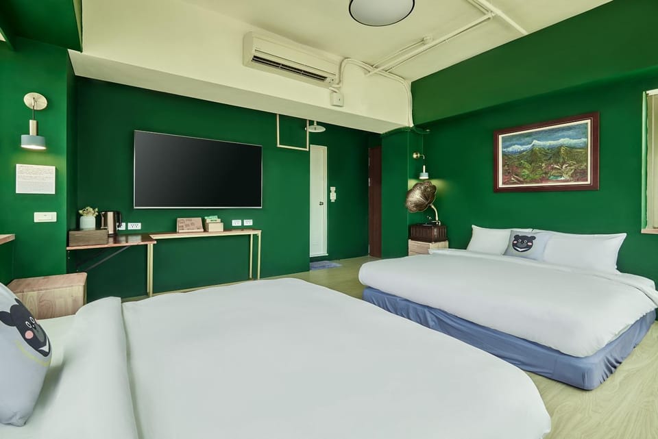 Photo of the whole room, Bedroom, Mountain view, Street view, Family