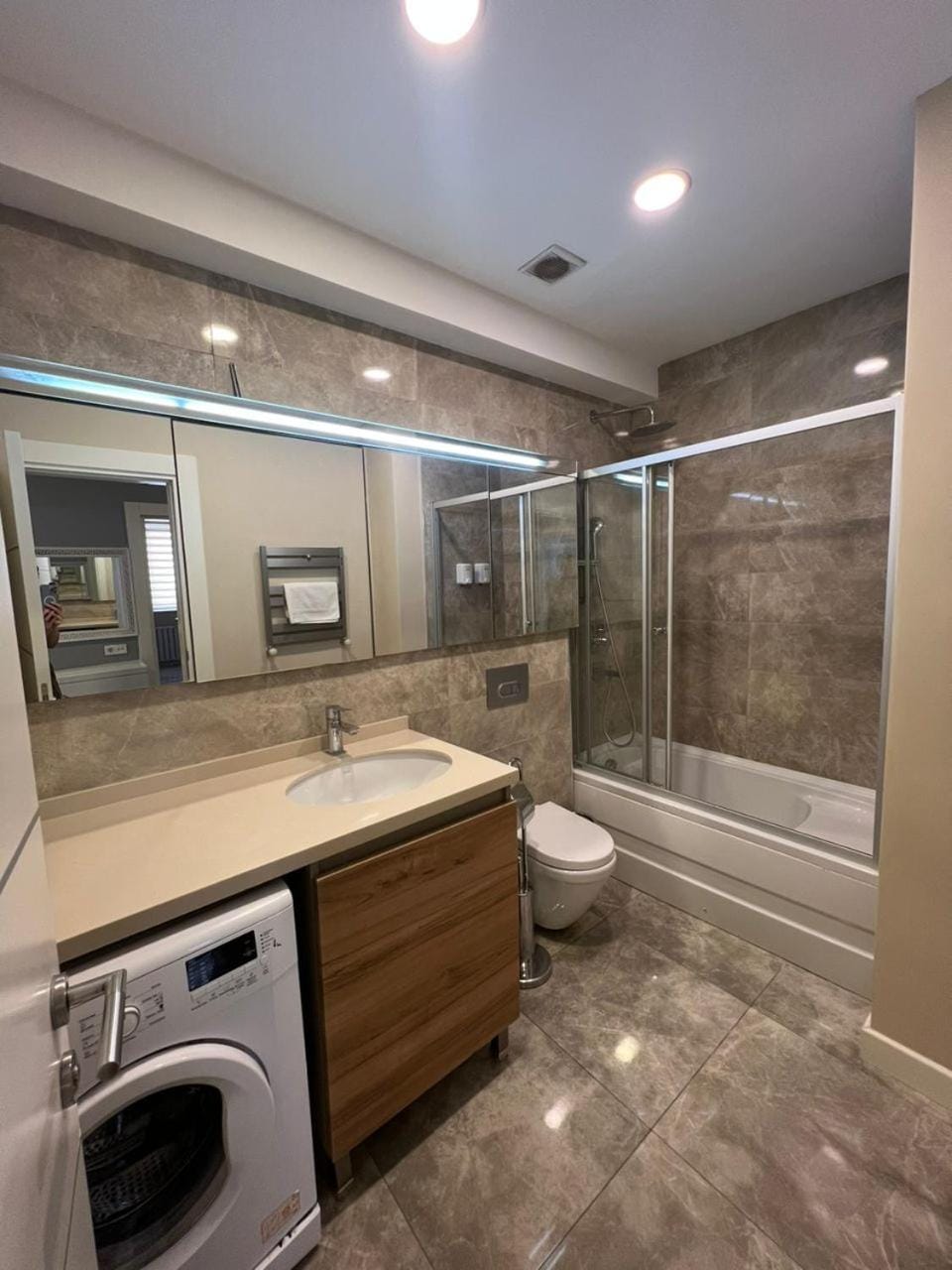Shower, Toilet, Bath, towels