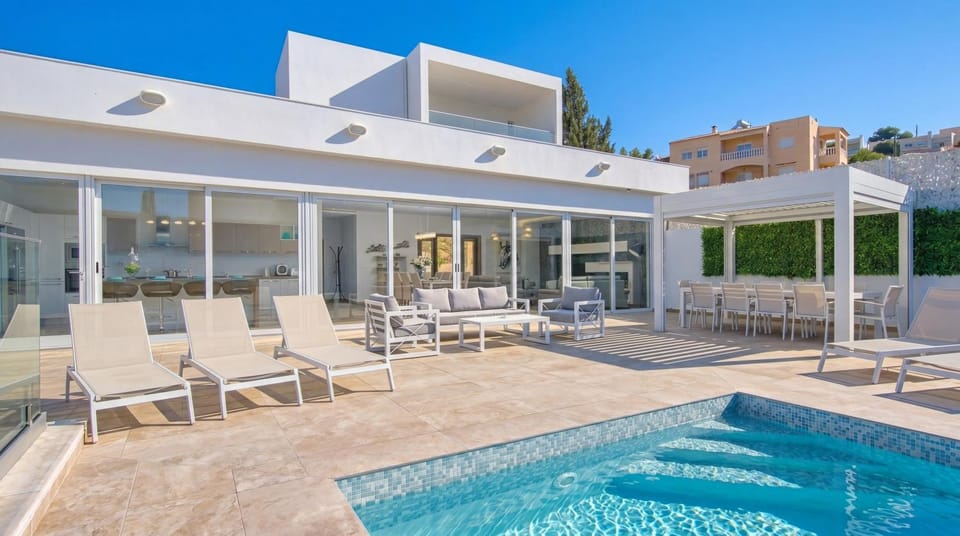 Property building, Patio, Day, Pool view, Swimming pool, sunbed