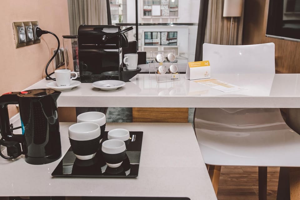 Coffee/tea facilities, Kitchen or kitchenette, Living room, Dining area