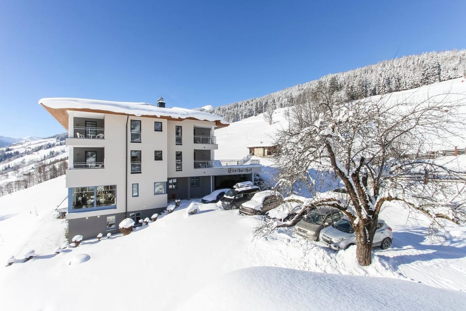Restaurant/places to eat, Facade/entrance, Day, Neighbourhood, Natural landscape, Winter, BBQ facilities, Garden, Balcony/Terrace, On site, City view, Garden view, Mountain view, Supermarket/grocery shop, Shopping Area