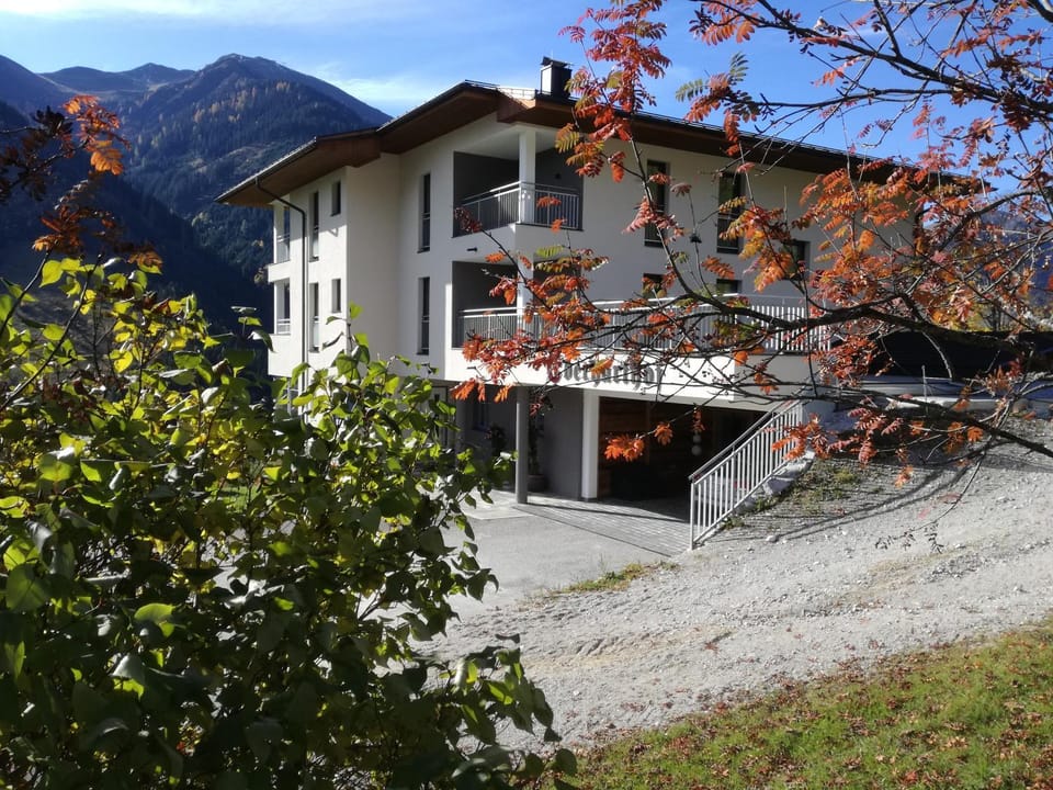Facade/entrance, Day, Neighbourhood, Natural landscape, BBQ facilities, Garden, Balcony/Terrace, Autumn, On site, City view, Garden view, Mountain view