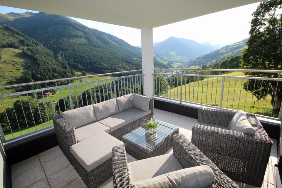 Day, Natural landscape, Balcony/Terrace, Balcony/Terrace, Decorative detail, Seating area, Autumn, On site, City view, Garden view, Mountain view