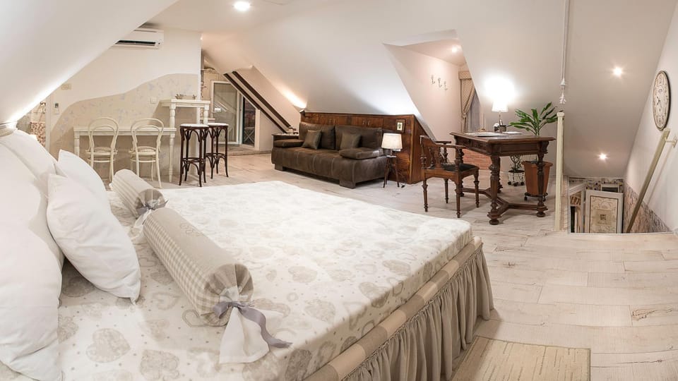 Shower, Toilet, Bathroom, TV and multimedia, Balcony/Terrace, Kitchen or kitchenette, Living room, Decorative detail, Seating area, Dining area, City view, Landmark view, Mountain view, Street view, older children