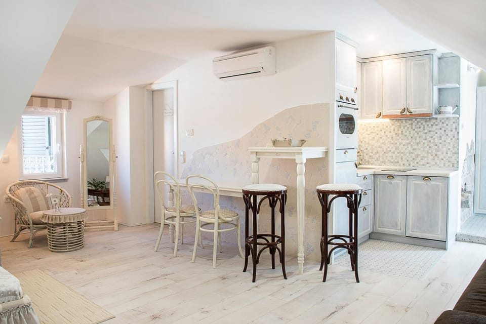 Shower, Toilet, Bathroom, TV and multimedia, Balcony/Terrace, Kitchen or kitchenette, Living room, Decorative detail, Seating area, Dining area, City view, Landmark view, Mountain view, Street view, older children