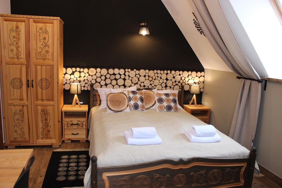 Bed, Photo of the whole room, Decorative detail, Bedroom, Mountain view