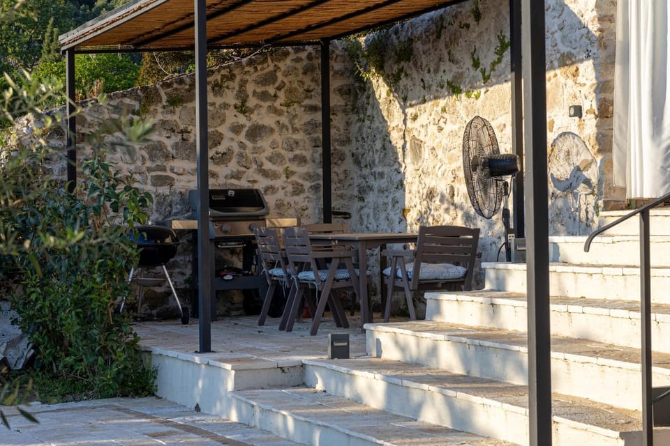 Property building, Patio, Balcony/Terrace, Dining area