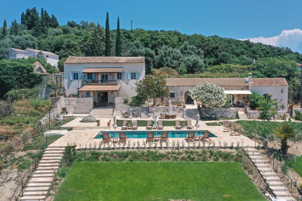 Property building, Patio, Spring, Day, Natural landscape, Garden, Garden, Garden view, Mountain view, Pool view, Swimming pool, Swimming pool, sunbed