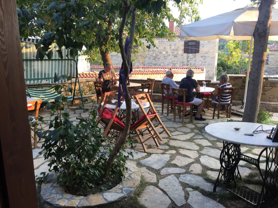 Restaurant/places to eat, Dining area