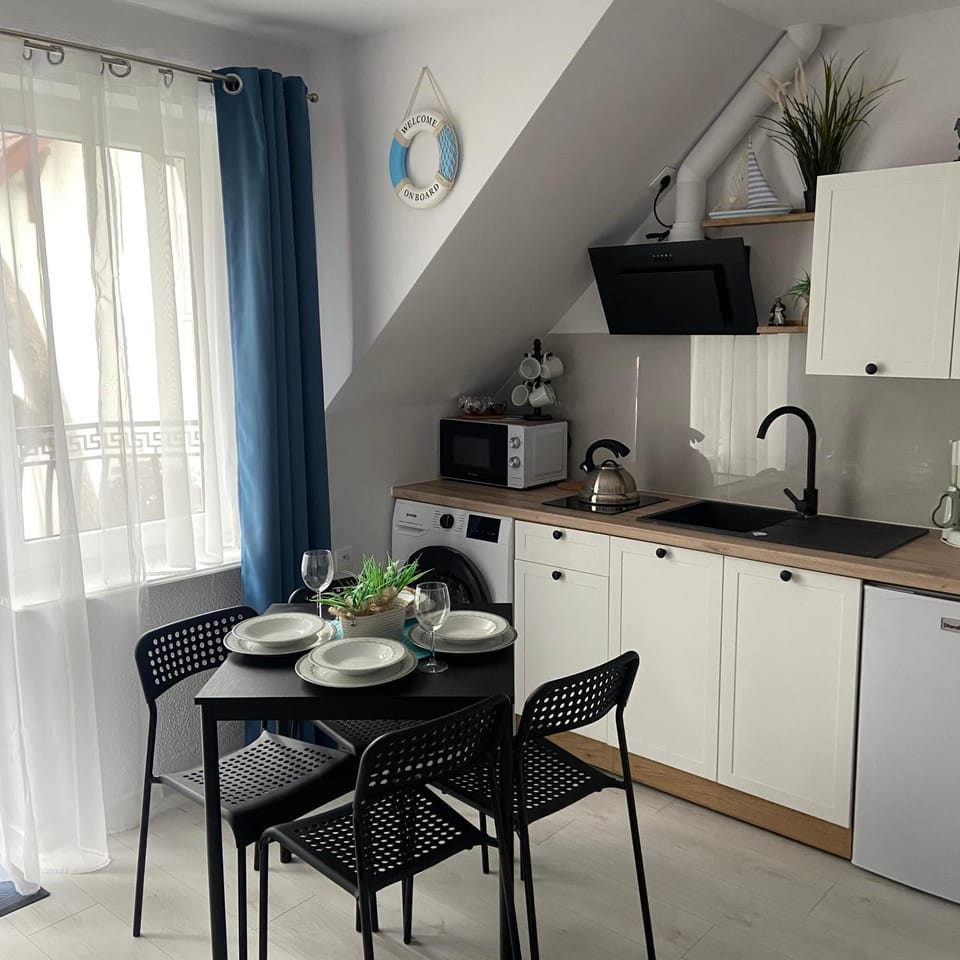 Coffee/tea facilities, Kitchen or kitchenette, Dining area, microwave, pet friendly, stove, washing machine