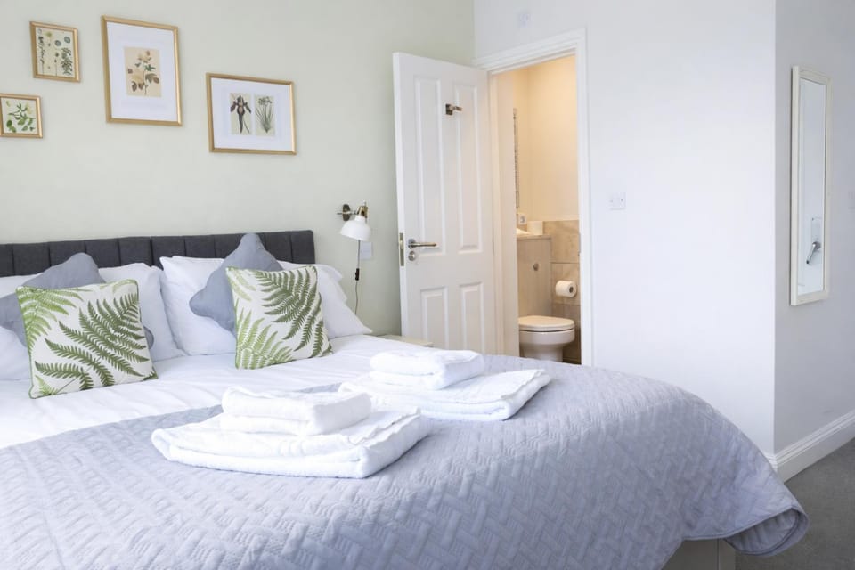 Bathroom, Bedroom, towels