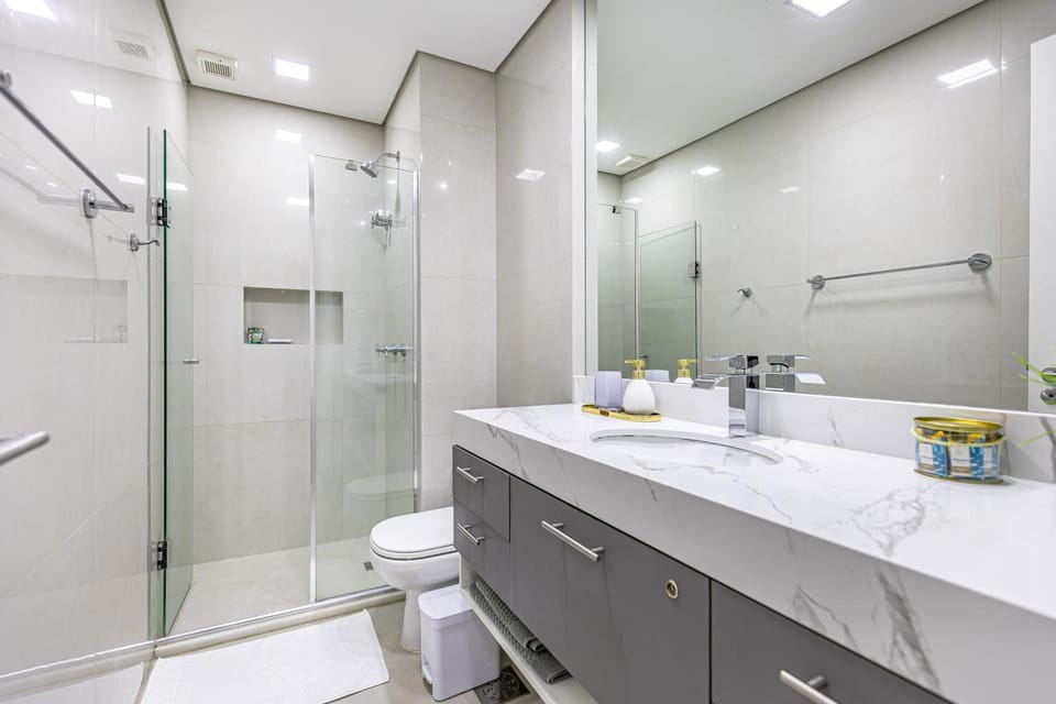 Shower, Toilet, Bathroom, towels