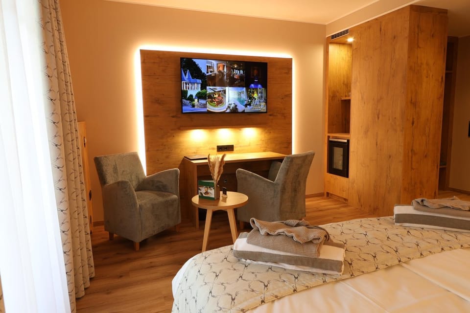 Communal lounge/ TV room, Bed, TV and multimedia, Living room, Seating area, Dining area