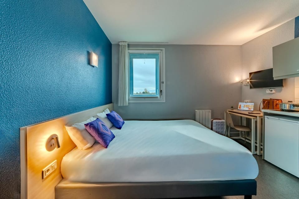 Kitchen or kitchenette, Photo of the whole room, Seating area, Bedroom