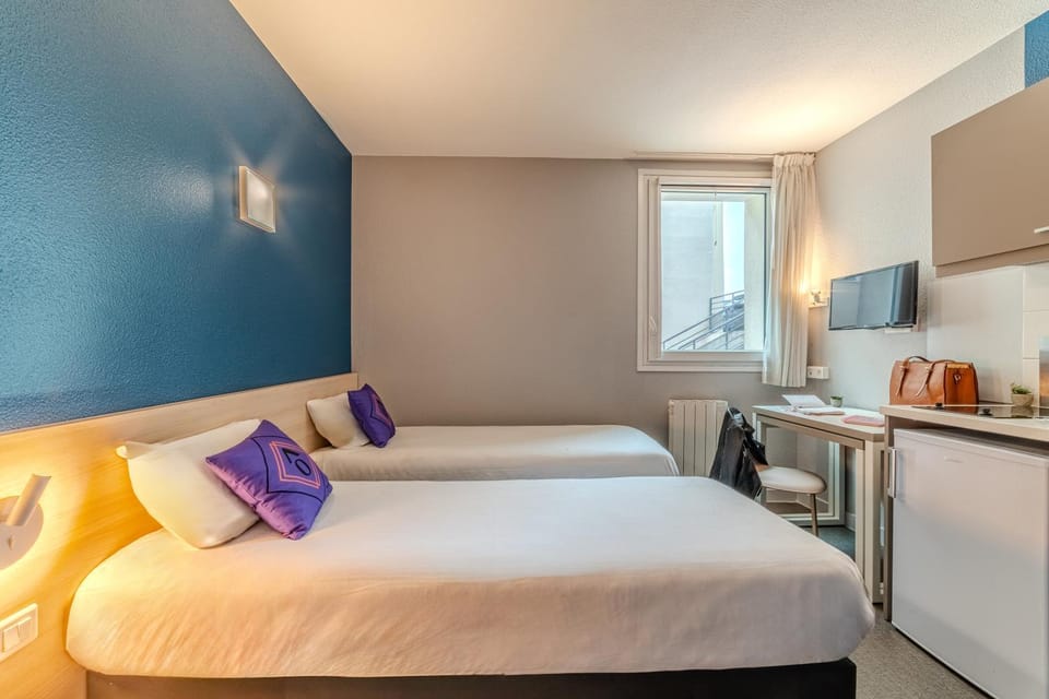 Kitchen or kitchenette, Photo of the whole room, Seating area, Bedroom