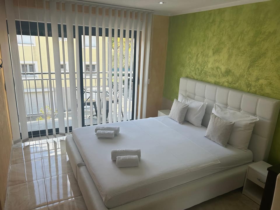 Bed, Photo of the whole room, Seating area, Bedroom, towels