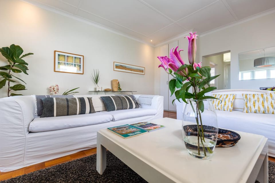 Bed, Living room, Photo of the whole room, Seating area, Dining area, Bedroom