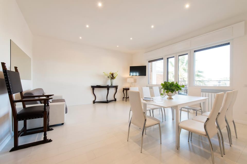 TV and multimedia, Photo of the whole room, Seating area, Dining area