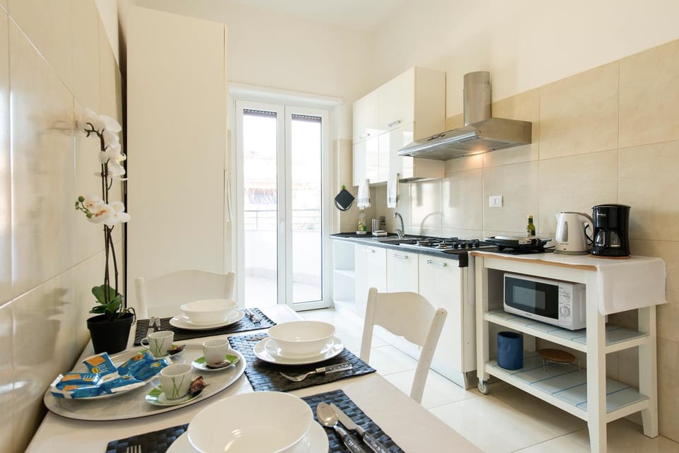 Coffee/tea facilities, Kitchen or kitchenette, Dining area