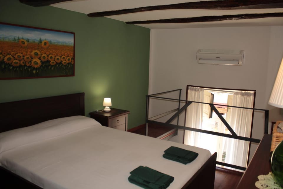 Photo of the whole room, Bedroom, air conditioner