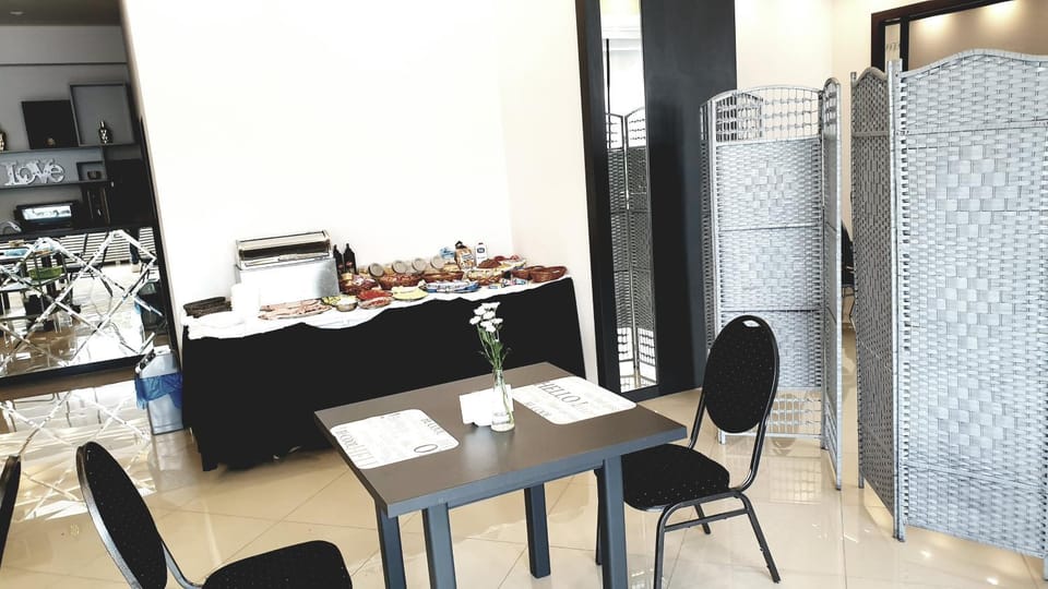 Dining area, Continental breakfast, Buffet breakfast