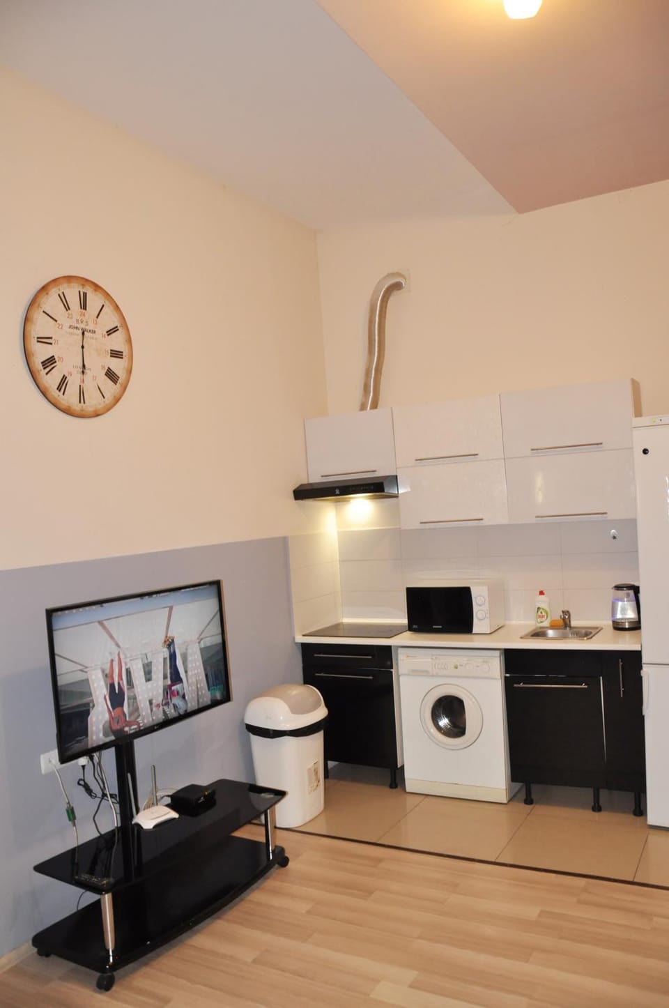 Kitchen or kitchenette, minibar, stove