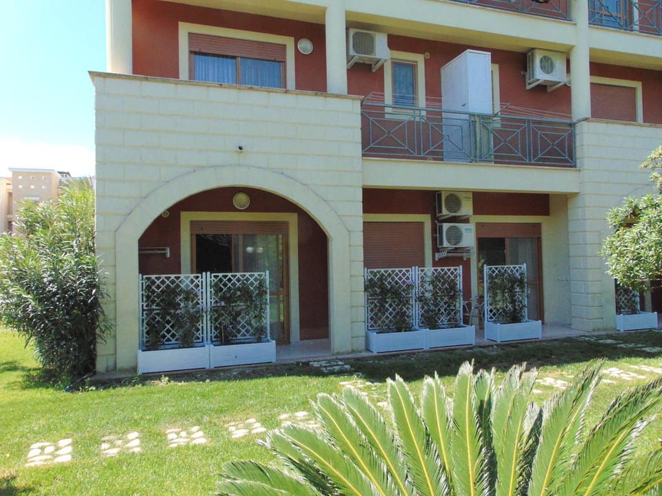 Property building, Facade/entrance, Garden