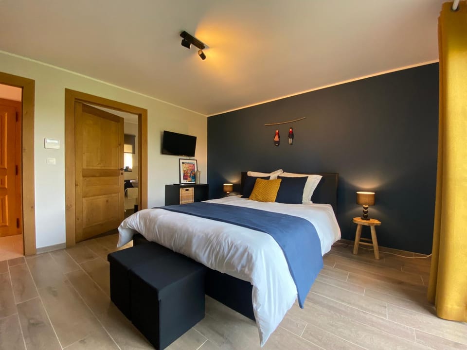 TV and multimedia, Photo of the whole room, Bedroom