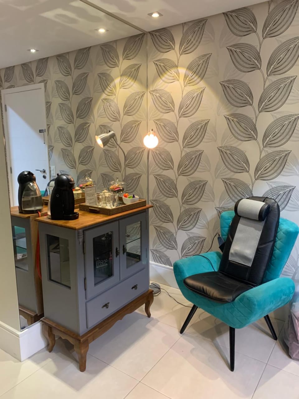 Coffee/tea facilities, Decorative detail, Seating area