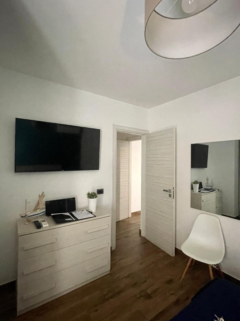 TV and multimedia, Photo of the whole room, Bedroom, hair dresser