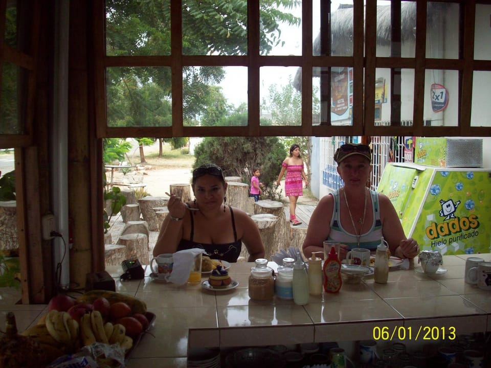 Restaurant/places to eat, Food and drinks, Guests