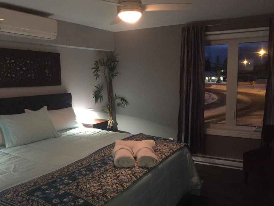 Bed, Bedroom, Area and facilities