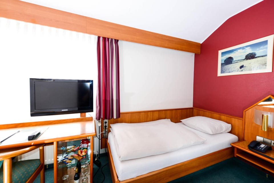 TV and multimedia, Living room, Seating area, Bedroom