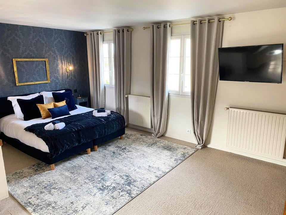 Shower, Toilet, Bed, Night, Bathroom, TV and multimedia, Coffee/tea facilities, Living room, Seating area, Garden view, Street view, Bath, furniture, internet, storage, towels