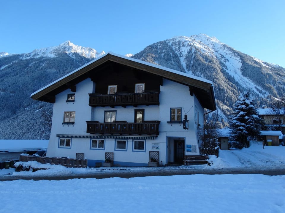 Property building, Facade/entrance, Winter