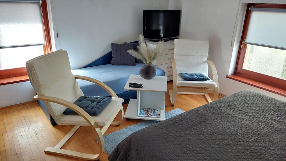 Photo of the whole room, Seating area