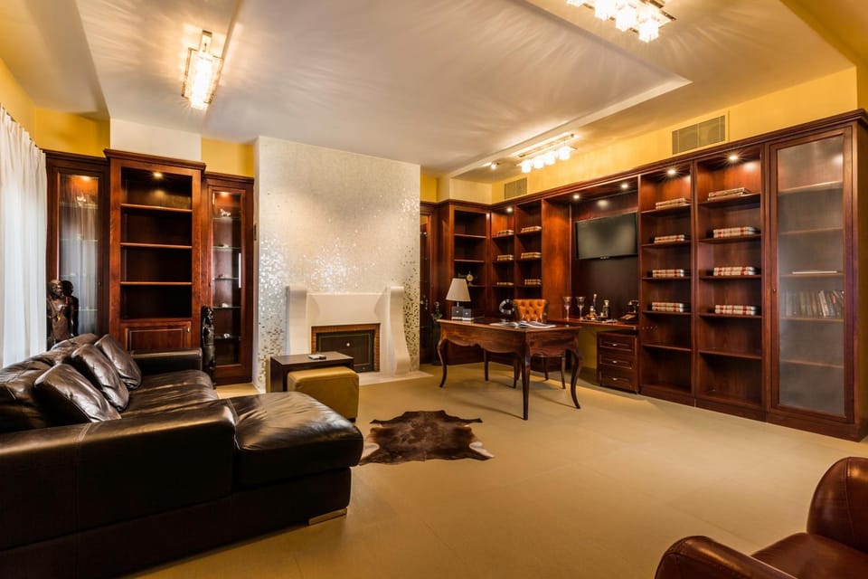 Communal lounge/ TV room, Library, Living room, Seating area