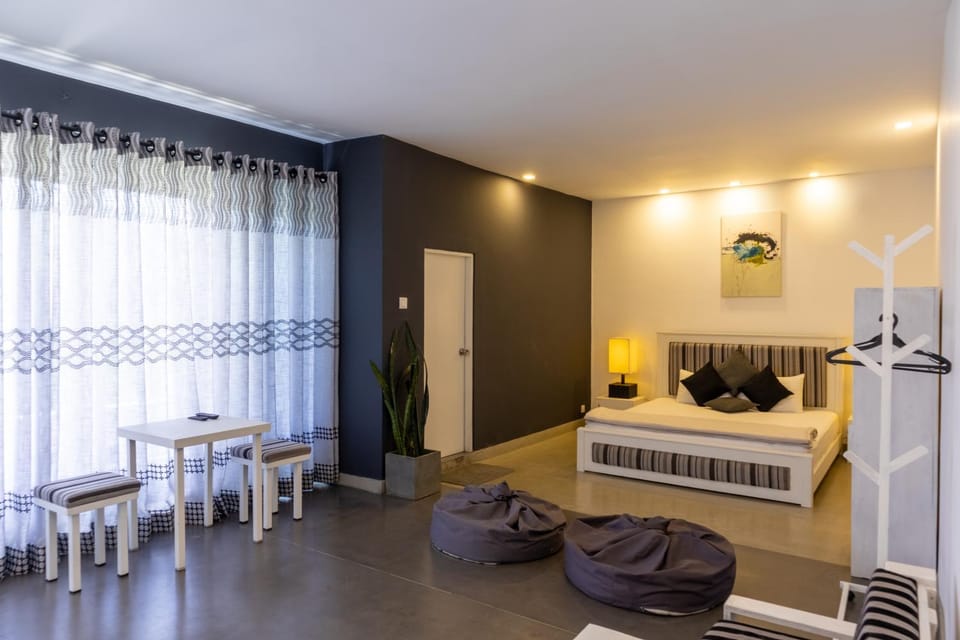 Bed, Photo of the whole room, Seating area, Bedroom