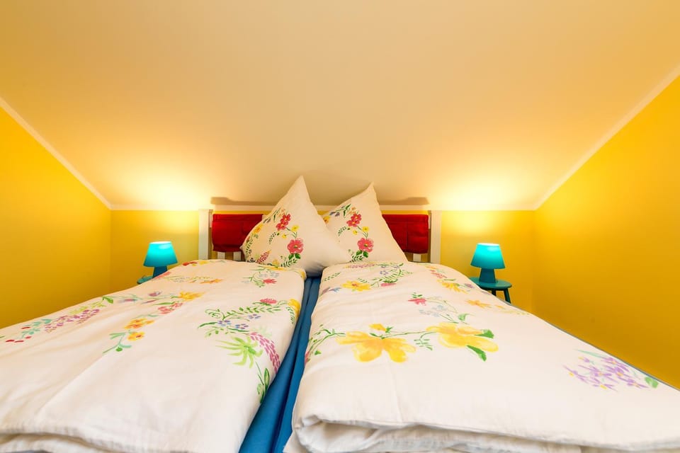 Photo of the whole room, Decorative detail