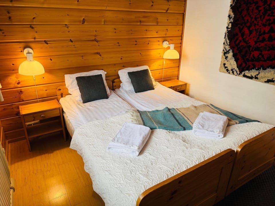 Bed, towels