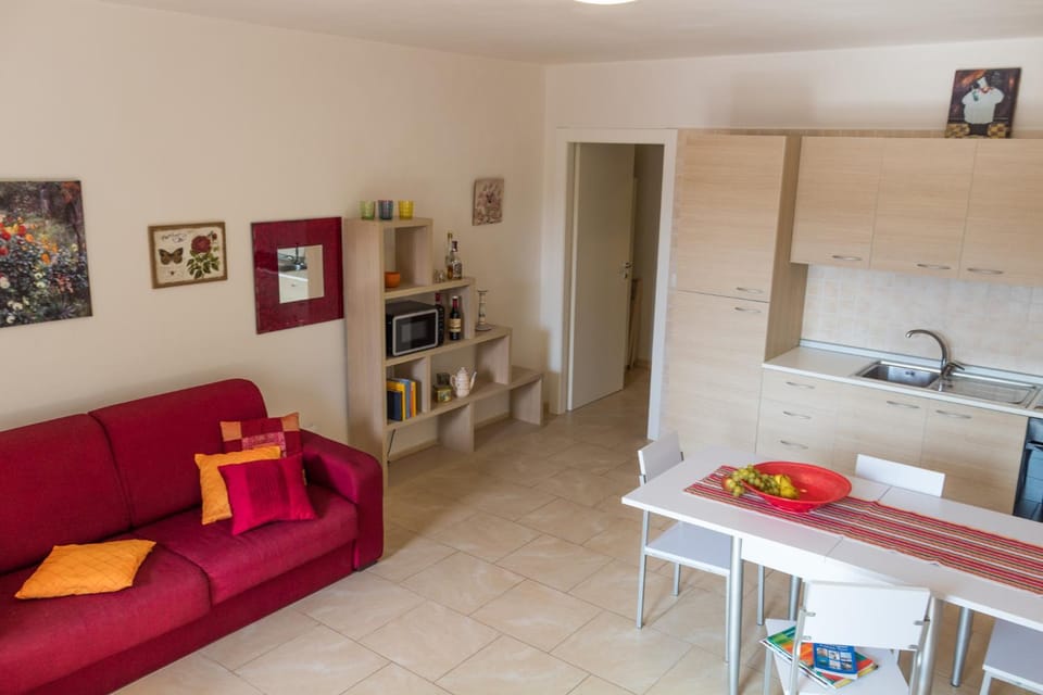 Kitchen or kitchenette, Living room, Seating area, Dining area