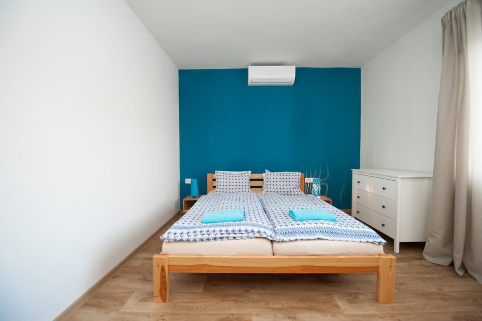 Bed, Photo of the whole room, Bedroom, towels, air conditioner