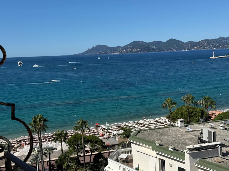 CROISETTE Palais MIRAMAR FRONT DE MER Apartment in Cannes